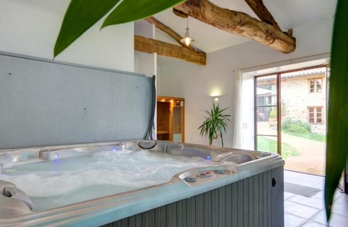 Saint-Just-la-Pendue House | Gîte Saint-Just-la-Pendue, 5 pièces, 8 personnes - FR-1-496-50