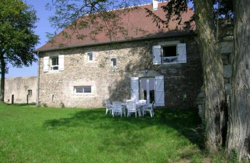 Chirat-l'Eglise House | Gîte spacieux dans ancien relais de chasse, jardin privé - FR-1-489-4