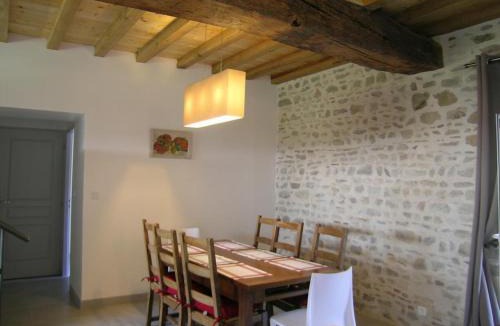 Chirat-l'Eglise House | Gîte spacieux dans ancien relais de chasse, jardin privé - FR-1-489-4