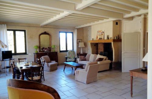 Saint-Haon-le-Vieux House | Gîte spacieux avec cheminée et animaux admis - FR-1-496-31