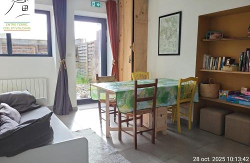 Gelles House | Gîte Terre - 1-4 pers, à 20 mins de Vulcania et du Puy-de-Dôme, 35 mins du Sancy