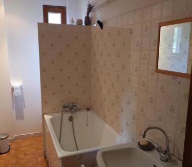 Labastide-sur-Besorgues Apartment | Gîte Tilleul Maison de Famille 3 à 6 pers