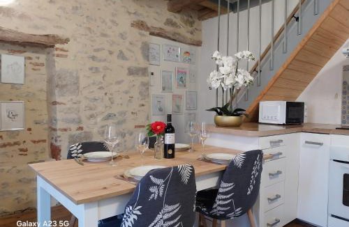 Luzech House | Gîte Tour du Rocher