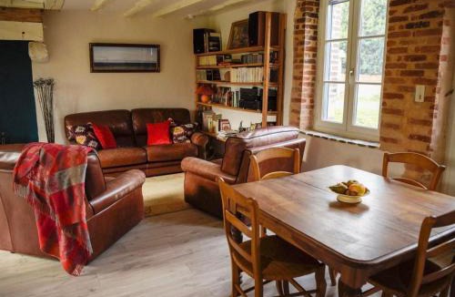 Parassy House | Gîte Tout Confort à Parassy : Proche Bourges et Sancerre, Idéal Randonnées et Découvertes - FR-1-586-31