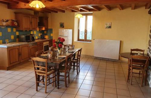 Saint-Paul-de-Vezelin House | Gîtes Authentiques avec Cheminée et Animaux Bienvenus, 11 Pers. - FR-1-496-273