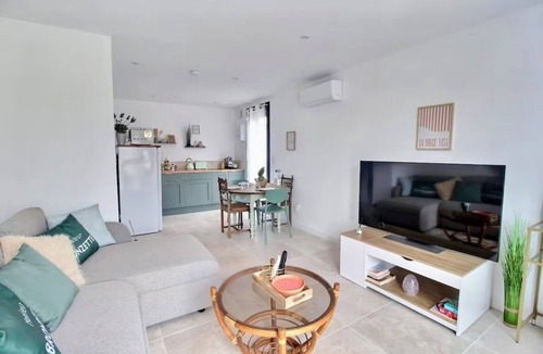 Bourges House | Garden and Spa Camélia indoor Jacuzzi house with private terrace and parking lot