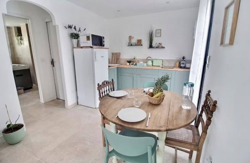 Bourges House | Garden and Spa Camélia indoor Jacuzzi house with private terrace and parking lot