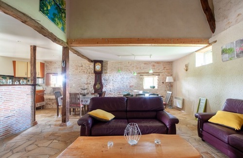 Degagnac House | Garden-View Holiday Home in Dégagnac with Jacuzzi