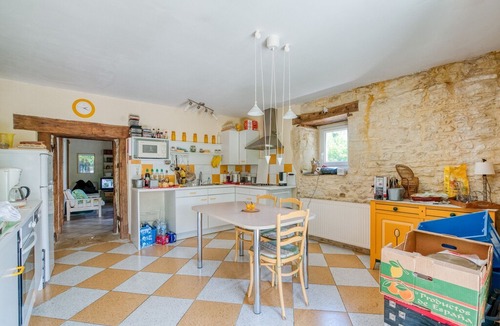 Degagnac House | Garden-View Holiday Home in Dégagnac with Jacuzzi