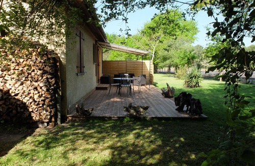 Mezos House | Gemütliches Ferienhäuschen im Grünen mit Terrasse by Interhome