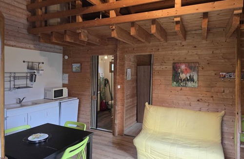 Neussargues en Pinatelle Ski Chalet | GITE A LA CAMPAGNE near Monts du CANTAL Hiking, skiing, pets welcome