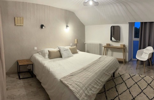 Bazougers House | Gite de Caractère Proche Campagne, Jacuzzi Privatif, Terrain Clos Arboré