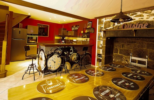 Oradour House | Gite de Rochebrune, Évasion et Déconnexion au Cœur des Monts du Cantal