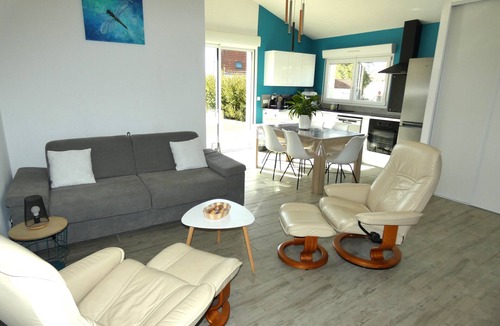 Commentry House | Gite de la Libellule: 3-star house with private garden