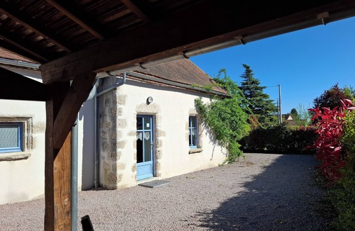 Louchy-Montfand House | Gite de Marcureau. in the vineyards of St Pourcain. Pets allowed.