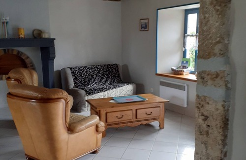 Louchy-Montfand House | Gite de Marcureau. in the vineyards of St Pourcain. Pets allowed.