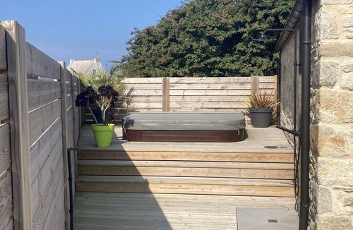 Santec House | Gîte de Ty Nevez, Brittany (Santec) spa, 300 m from the beach.