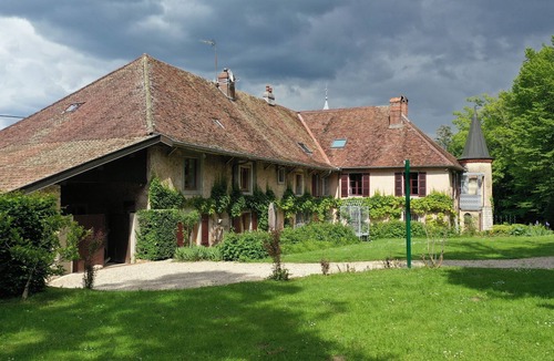 Marnoz Apartment | Gite du Mont Begon - Piscine partagée