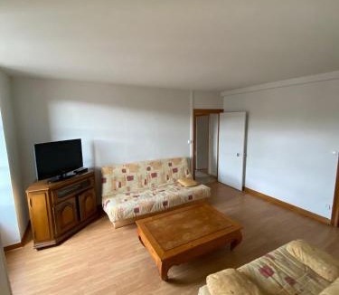 Pontgibaud Apartment | Gite en rez-de-jardin
