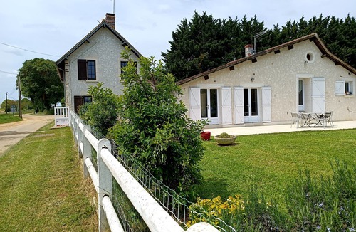 Sainte-Gemme-en-Sancerrois Cottage | - Gîte des Moineaux among the vines (Welcome to Pets)