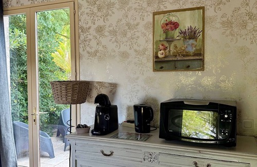 Saint-Coutant-le-Grand Cottage | Gîte "Ile d'Aix" with shared 7x7m swimming pool, 20 minutes from the beach