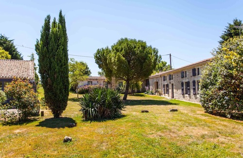 Saint-Coutant-le-Grand Cottage | Gîte "Ile d'Aix" with shared 7x7m swimming pool, 20 minutes from the beach