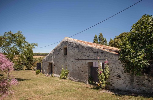 Saint-Coutant-le-Grand Cottage | Gîte "Ile de Ré" with shared 7x7m swimming pool, 20 minutes from the beach