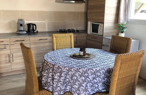 Cusset Apartment | Gîte L'Exotique - Bungalow with garden and terrace, Vichy