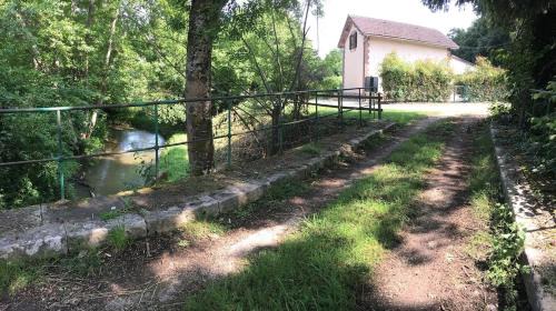Saint-Fargeau House | gite la chicharde bord de rivière 10 min de Guédelon