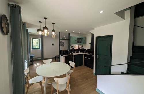 Sainte-Enimie House | Gîte La Glycine: calm and greenery for families and pet owners.