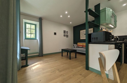 Sainte-Enimie House | Gîte La Glycine: calm and greenery for families and pet owners.