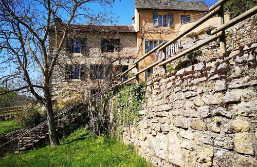 Sainte-Enimie House | Gîte La Glycine: calm and greenery for families and pet owners.