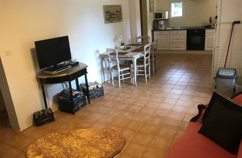 Le Ledat Apartment | Gite La Lède with Shared Pool, Communal Terrace and Wi-Fi