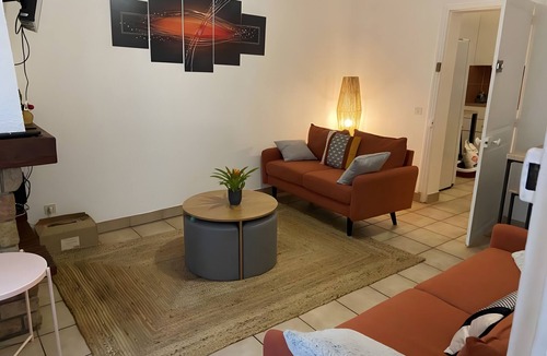 Bourges Cottage | Gîte "La Maison du Ruisseau" with Private Terrace, Balcony and Wi-Fi