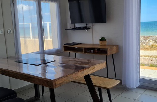 Saint-Marcouf Cottage | Gite la mer, les pieds dans l'eau for 4 people