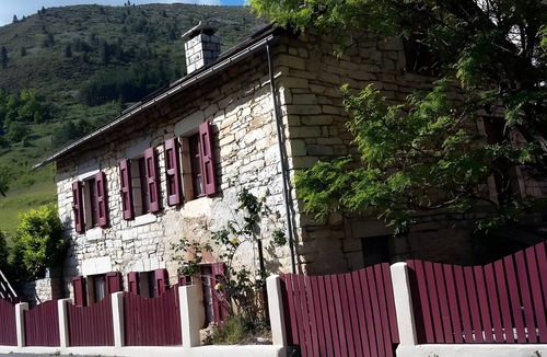 Sainte-Enimie House | Gîte “Le Vignou” in Ste-Enimie: Mountain View, Private Terrace, and Wi-Fi