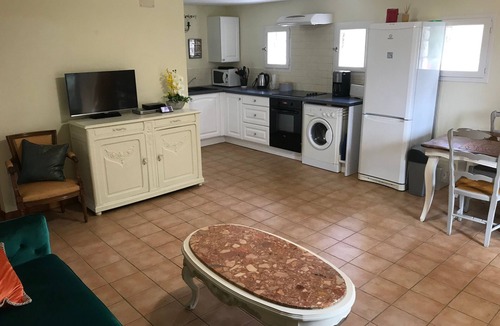 Le Ledat Apartment | Gite Le Lot with Shared Pool, Communal Terrace and Wi-Fi