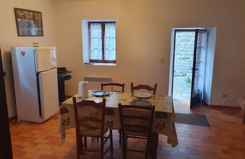 Saint-Chely-du-Tarn Cottage | Gite "Les Osiers", GT 31, sleeps 4 Saint Chély Du Tarn.