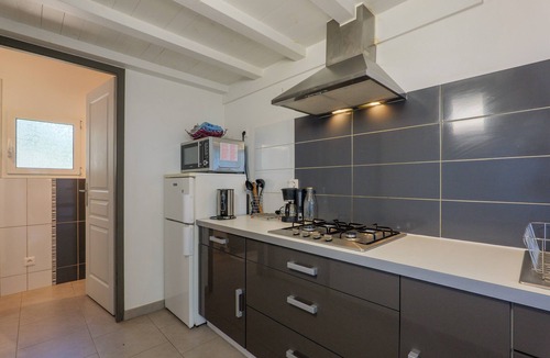 Joyeuse House | Gite Les Pins - Holiday Cottage in Village Setting