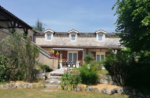 Cieurac House | Gîte Les Racines de Lili with Private Pool, Terrace, and Wi-Fi in Cieurac
