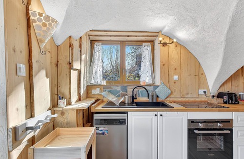Saint-Disdier House | Gîte 'Lézard' with Mountain View, Private Terrace, and Wi-Fi