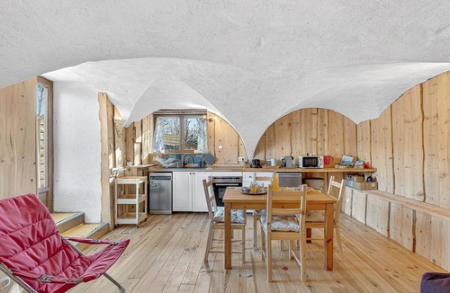 Saint-Disdier House | Gîte 'Lézard' with Mountain View, Private Terrace, and Wi-Fi