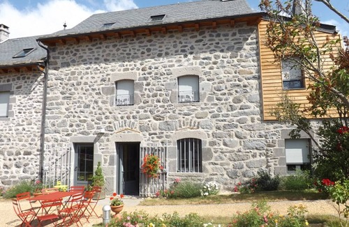 Neussargues-Moissac Cottage | Gite Neussargues en Pinatelle, 5 bedrooms, 10 persons