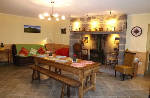 Neussargues-Moissac Cottage | Gite Neussargues en Pinatelle, 5 bedrooms, 10 persons