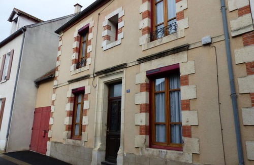 Saint-Germain-des-Fosses Cottage | Gite Saint-Germain-des-Fossés, 4 bedrooms, 8 persons