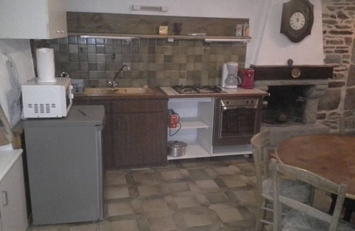 Glomel House | Gîte St Germain sleeps 5, 3 mins from the lake fishing/pedalos, pets welcome!