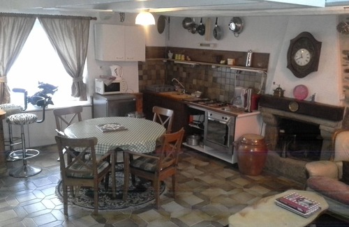 Glomel House | Gîte St Germain sleeps 5, 3 mins from the lake fishing/pedalos, pets welcome!