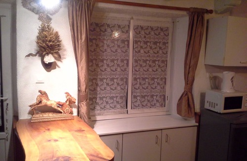Glomel House | Gîte St Germain sleeps 5, 3 mins from the lake fishing/pedalos, pets welcome!