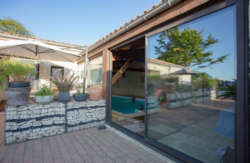 La Jarrie House | Gîte Tamaris with Shared Terrace, Pool, and Air Conditioning by Kaz'Concept