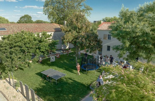 La Jarrie House | Gîte Tamaris with Shared Terrace, Pool, and Air Conditioning by Kaz'Concept